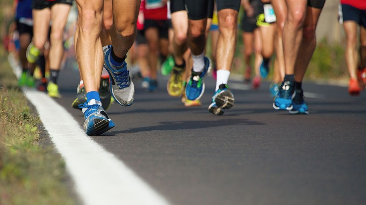 Marathon,Runners,Running,On,City,Road,,Large,Group,Of,Runners